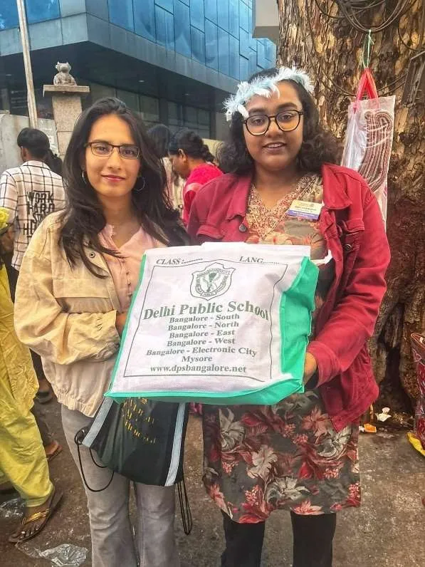 Plastic-free: cloth-bag distribution